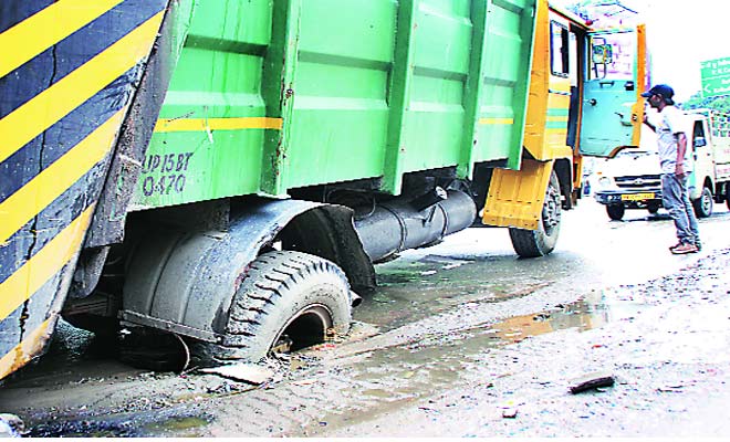 Garbage compactor stuck for 3 days in front of Civil Surgeon office,MC ...