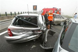 Over 100 cars crash in continuous melee in thick fog Britain,200 injured