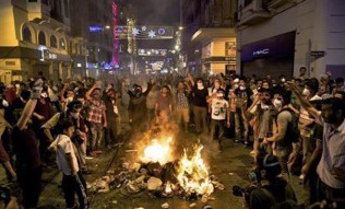 Protests re-intensify in Turkey,police use tear gas to disperse agitators