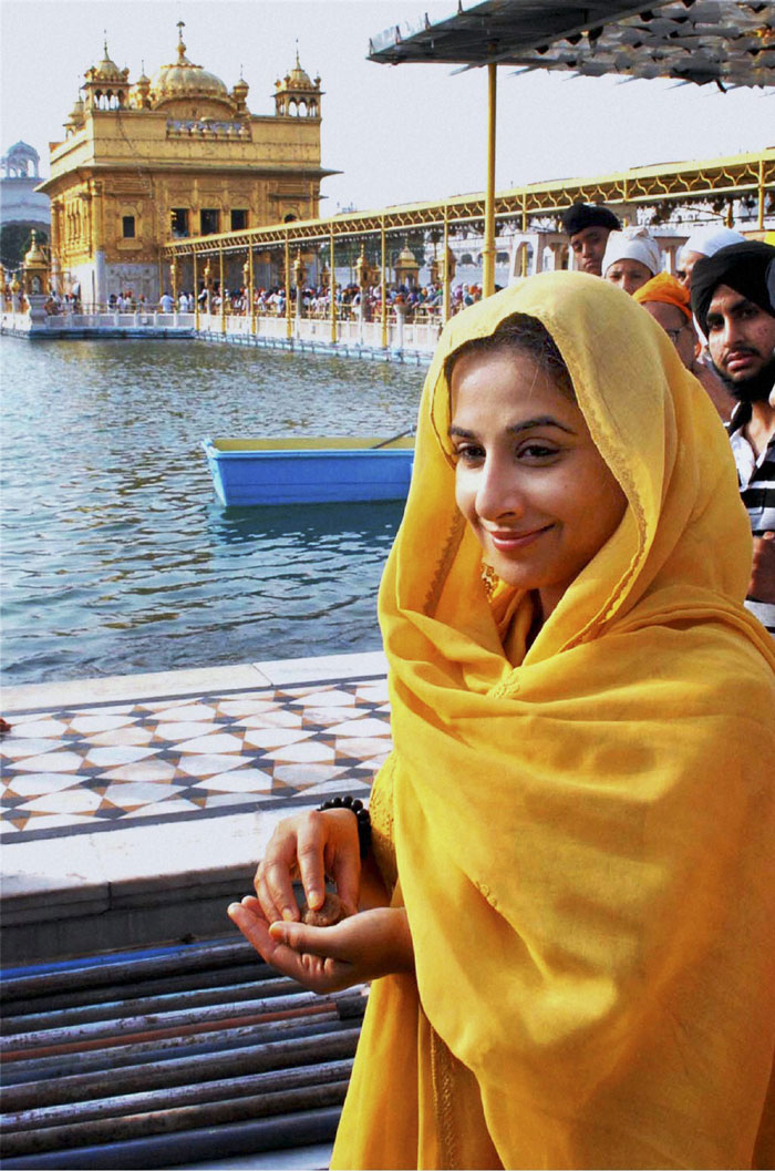 Vidya Balan prays at Golden temple for Ghanchakkar | Entertainment ...