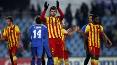 Philipp Lahm of Germany's Bayern Munich holds the trophy as he celebrates with his team mates after winning their 2013 FIFA Club World Cup final soccer match against Morocco's Raja Casablanca at Marrakech stadium December 21, 2013. REUTERS