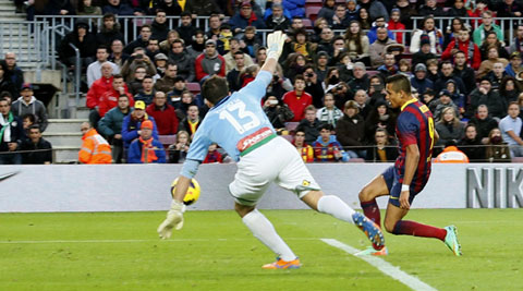 Barcelona's Alexis Sanchez (R) scores his second goal against Elche's goalkeeper Tono (Reuters)