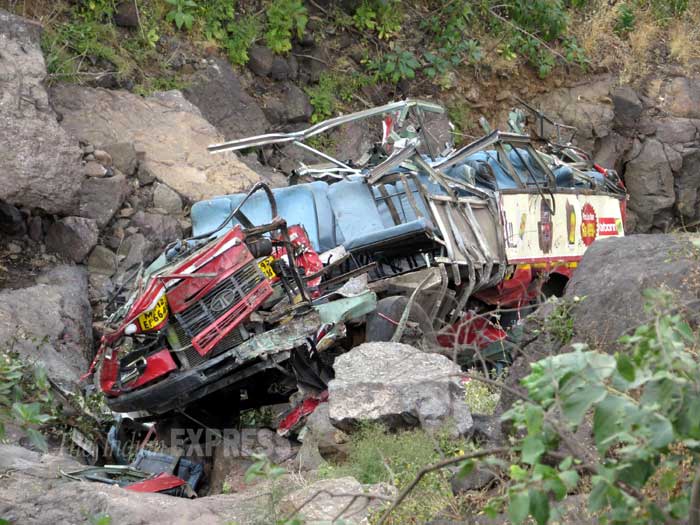 27 dead as bus plunges into valley in Maharashtra | Picture Gallery ...