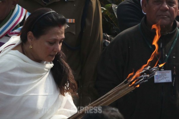 Moon Moon Sen Immerses Ashes Of Late Mother Suchitra Sen In Ganges Entertainment Gallery News 