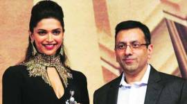 Deepika Padukone receives the Life OK Screen Hero Award from Sanjay Gupta, COO - Star  India
