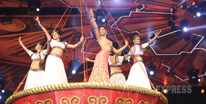 Deepika Padukone’s mesmerising act at Screen Awards 2014 ...