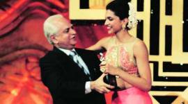 Deepika Padukone hugs film-maker Ramesh Sippy as she collects the Best Actor Popular (Female) from him 