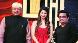  Ravi Jadhav collects his trophy from Kiran Shantaram and Tanishaa Mukherjee