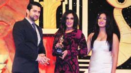 Aftab Shivdasani  and Neetu Chandra present Richa Chadda with 
Best Actor in Comic Role Award