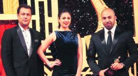 Abhishek Kapoor and  Anjana Sukhani  presented the Most Promising Debut Director Award to Ritesh Batra 