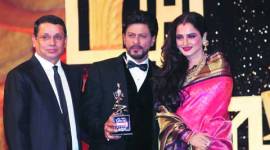 Shah Rukh Khan poses with his Best Actor Award with Uday Shankar, 
CEO - Star India  and Rekha 