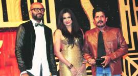 Benny Dayal and Mrinalini Sharma with the winner  S. Ravi Varman