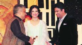 Swanand Kirkire receives the Best Lyricist award from Bhushan Kumar and Divya Khosla Kumar