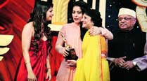Kiran Shantaram and Tanishaa Mukherjee are all smiles as Kajol hands over the Screen trophy to mother Tanuja for her performance in Pitruroon