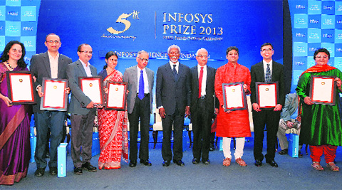 Kofi Annan and N R Narayana Murthy pose with Infosys Prize 2013 awardees at the presentation ceremony in Bangalore Saturday.(PTI)