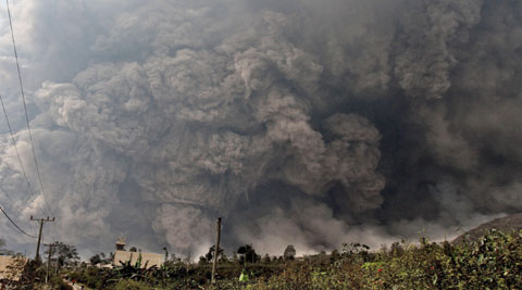 Mount Sinabung erupted again on Saturday just a day after authorities allowed thousands of villagers who had been evacuated to return to its slopes. (AP Photo)
