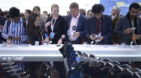 Visitors check the new devices of Samsung at the Mobile World Congress, the world's largest mobile phone trade show in Barcelona. (AP photo)