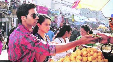 Rajkummar Rao and Kangana Ranaut enjoying golgapas