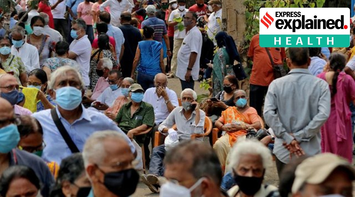 A large crowd waits to get vaccinated in Mumbai earlier this week. (Reuters Photo)