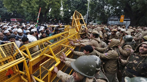 Fearing a retaliation by BJP supporters, the Delhi Police set up barricades all around the 41, Hanuman Road office, restricting entry. 