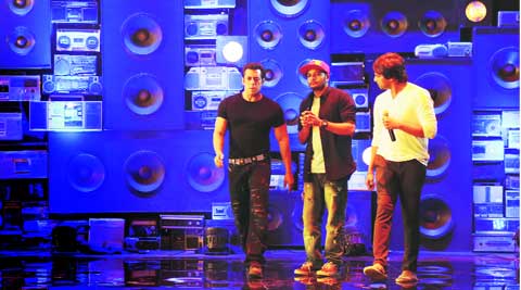 Salman Khan will have a hook step of showing his finger and moving his hand. He is seen with choreographer Rajeev Surti (right) and his assistant