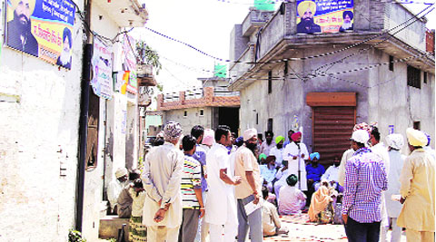 Congress candidate Ravneet Singh Bittu addresses a gathering at Nath, the ancestral village of Bains, on Sunday. (Gurmeet Singh)