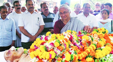 Social activist Medha Patkar pays her last respects to freedom fighter Dattaji Tamhane, who died Monday. (Deepak Joshi)