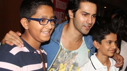 Varun Dhawan watches 'Main Tera Hero' with fans ...