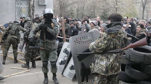 ukraine police russian eastern armed riot crisis station pro seize activists shields security un slovyansk battle ap april men gun