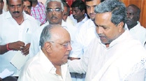 Hirannaiah pokes fun at CM, Cong workers go on rampage