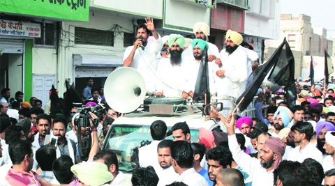 Manpreet Badal and Raja Warring protest in Bathindha on Thursday. (Photo: IE)