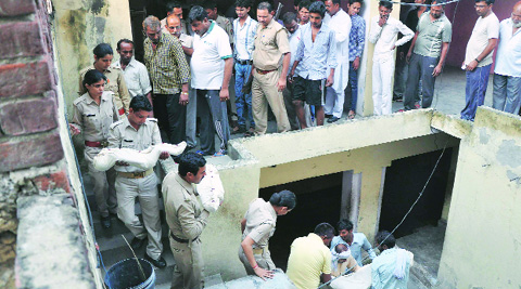 Police carry the bodies of Sarla (below) and her daughters, 2-year-old Tannu and 6-month-old Mannu, on Monday. (Source: Gajendra Yadav)