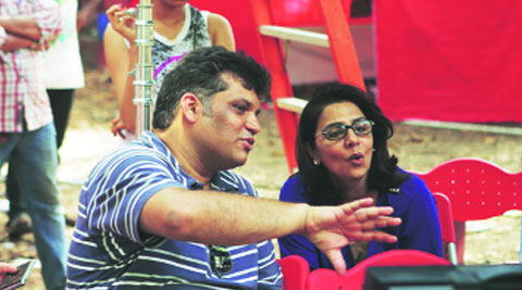 Neetu Kapoor looks impressed by a scene that Arif Ali is explaining to her