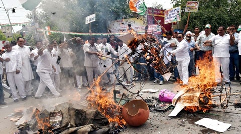 Congress workers burn effigies during a protest over electicity and water crises at Karol Bagh in New Delhi. (Source: PTI)