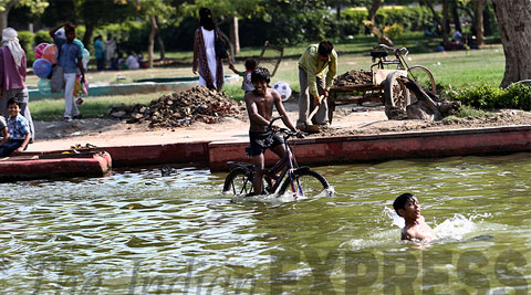 With light rainfall, Delhi continues to reel under humid weather