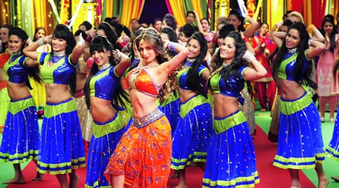 Malaika Arora Khan  performs to the beats of  Fashion khatam mujh par