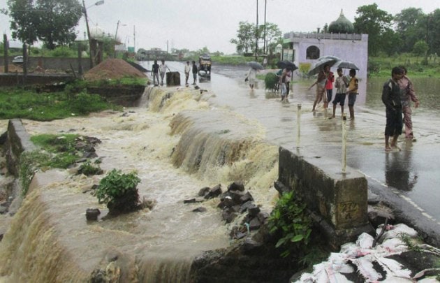 Flood, heavy rains disrupt normal life across the country | Picture ...