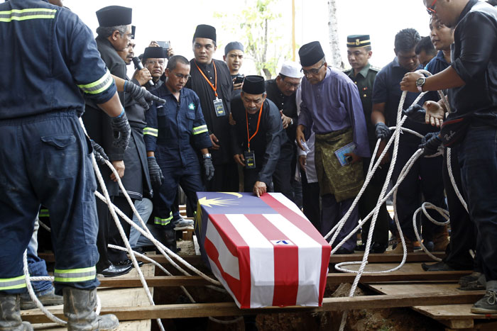 Malaysian Airlines MH17: Bodies Of Victims Arrive | Picture Gallery ...