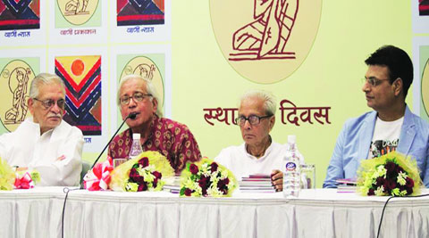 Veteran lyricist Gulzar, Hindi critic and poet Ashok Vajpay, Jnanpith  awardee Hindi poet Kedar Nath Singh and Irshad Kamil at the book launch of Bolti Deewarein