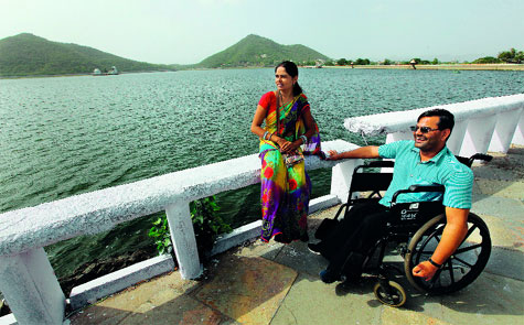 Kamlesh Vaishnav and Geeta at the Fateh Sagar Lake,