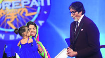 KBC contestant Khushboo Singh with her daughter Naveli (left) with Amitabh Bachchan on the sets of the game show