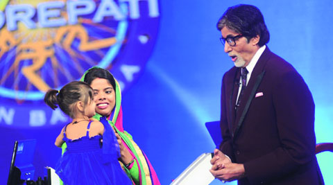 KBC contestant Khushboo Singh with her daughter Naveli (left) with Amitabh Bachchan on the sets of the game show
