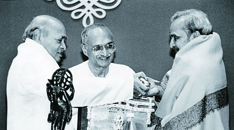 Ananthamurthy (right) receiving the Jnanpith award in 1995.