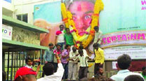 Akshay Kumar’s fans performing a puja outside a theatre in Solapur