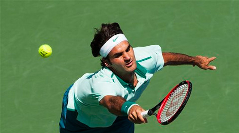 Roger Federer reaches to return the ball against Jo-Wilfried Tsonga during the Rogers Cup Men's tennis tournament final. (Source: AP)
