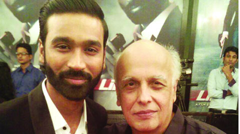 Mahesh Bhatt and Dhanush  pose for a keepsake on the sets of the film