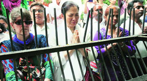 Followers and relatives at Iyengar’s funeral. (Source: Express photo by Arul Horizon)
