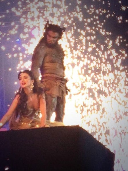 Vikram during his performance with Amy Jackson. (Source: Twitter)