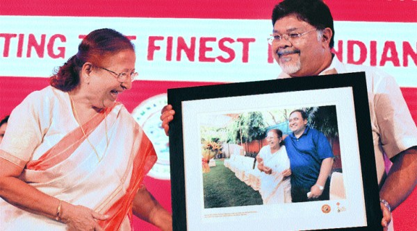 Sumitra Mahajan, Chief Guest for the evening, receives a memento from Viveck Goenka, Chairman, The Express Group. 