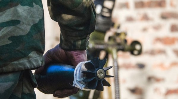 A Pro-Russian rebel holds a mortar shell as they lead suppressive fire at the positions of Ukrainian army, during shelling in Donetsk, eastern Ukraine. (Source: AP)